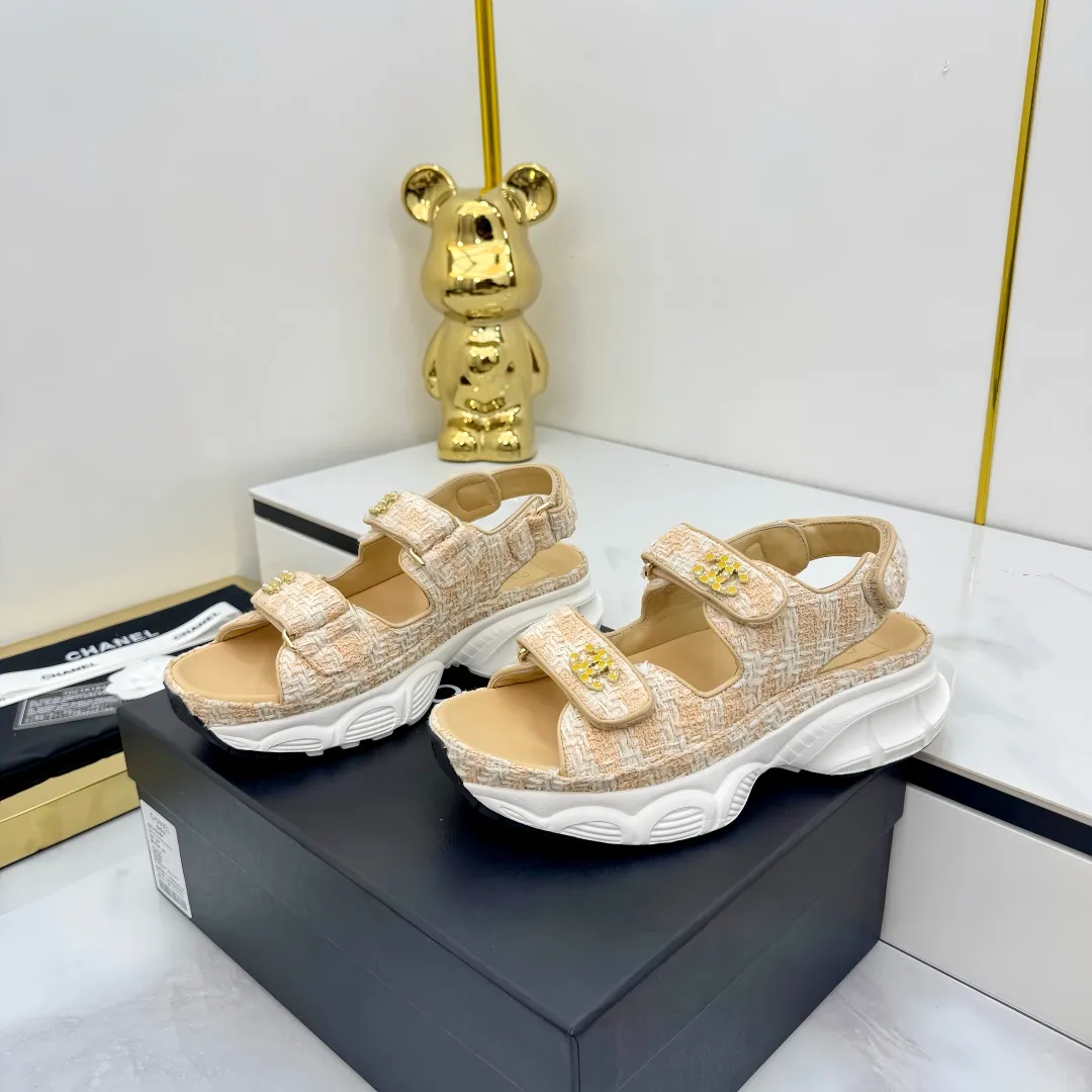 👟👟Ex-factory price 640👟👟 Top version... Chanel｜Chanel Xiaoxiang Velcro Beach Slippers Slippers Casual Beach Shoes 25ss Spring and Summer New Style! Beach shoes are a hit all over the internet! The latest model from the counter, I am still willing to buy it on my feet. It must be ranked among the most popular models. It is invincible in all seasons. Various bloggers and Internet celebrities can see the matching styles. Highly recommended. Pearlescent sheepskin upper, sheepskin lining, suede for feet. Original open-molded TPU outsole size: 35-40 (customized for 40 and 41). Full set of original packaging 👉 👉 👉